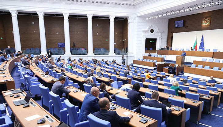 Против гласуваха народните представители от ГЕРБ-СДС и ДПС