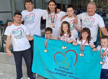 Децата на Скури спечелиха 13 медала на международен турнир по плуване
