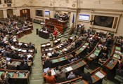 Белгийските депутати замразиха заплатите си за 4 години Белгийските депутати замразиха заплатите си за 4 години