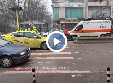 Такси блъсна жена на пешеходната пътека в Русе Такси блъсна жена на пешеходната пътека в Русе