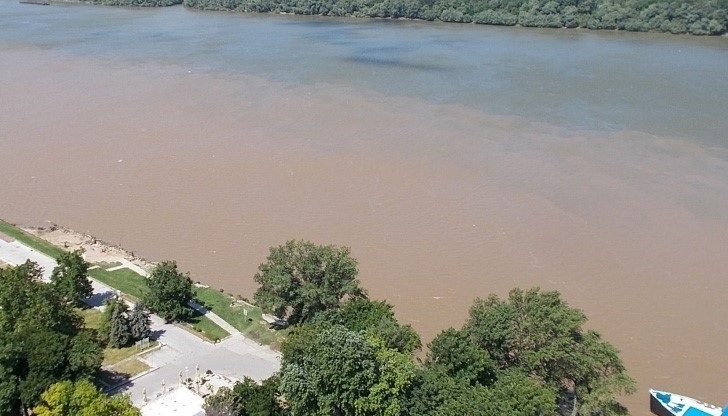 Водата на р. Дунав край Русе се оцвети в кафяво