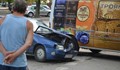 Бус и лека кола катастрофираха пред Първо районно управление на полицията в Русе