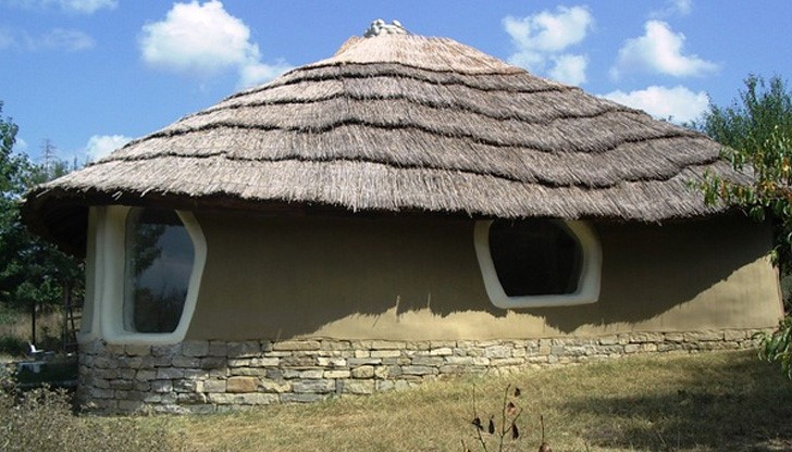 Къща, която е построена от глина, кирпич и слама