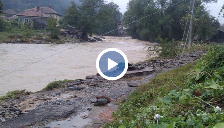 Селските кладенци с питейна вода в няколко русенски села са под наблюдение заради повишеното ниво на река Русенски Лом.