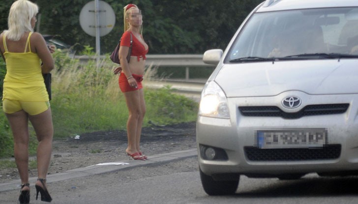 Проститутките обслужват клиенти от преминаващите ТИР-ове и автомобили в близките подлези
