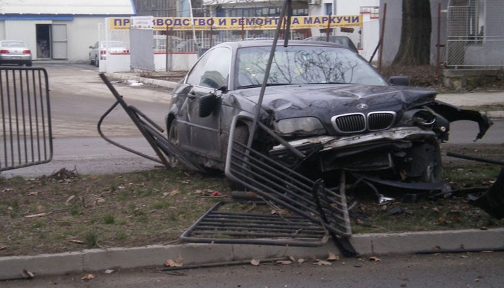 След фатален "дрифт" колата е поднесла и се е забила с висока скорост в оградата