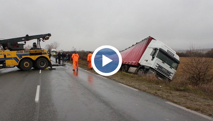 Движението в посока Враца бе блокирано за няколко часа, докато пристигна кран