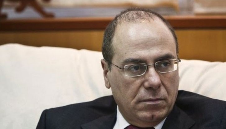 Шалом е вътрешен министър  и опитен политик от дясната партия