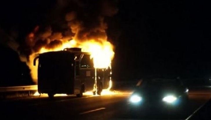 Автобус, пълен с пътници, е изгорял тази вечер на автомагистрала "Хемус" / Снимката е илюстративна