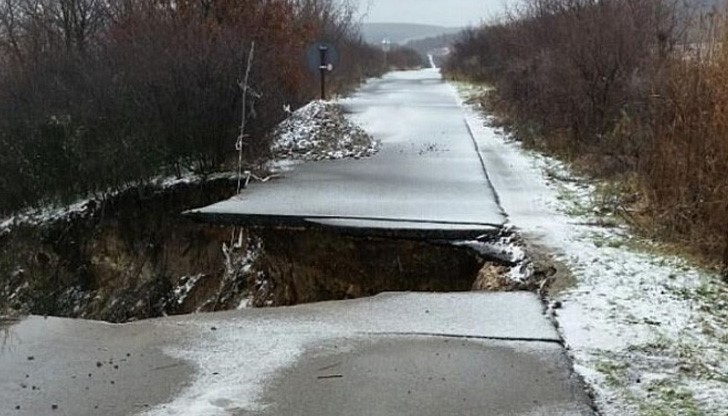 Трапът, който е още от преди седмица, е с дълбочина около 7-8 метра