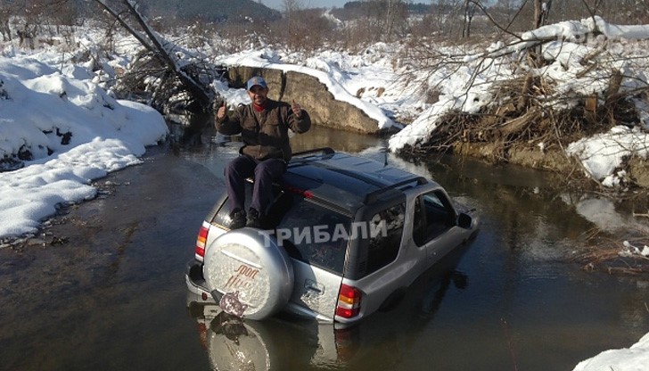 Експериментаторите вече са извикали помощ за ваденето на джипа