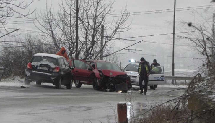 Колата им е щяла да полети към жп линия, но съоръжението ги спряло