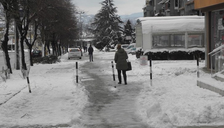 Очакват се температури от -15° и -20°, затова и третокласните пътища са обработени с пясък