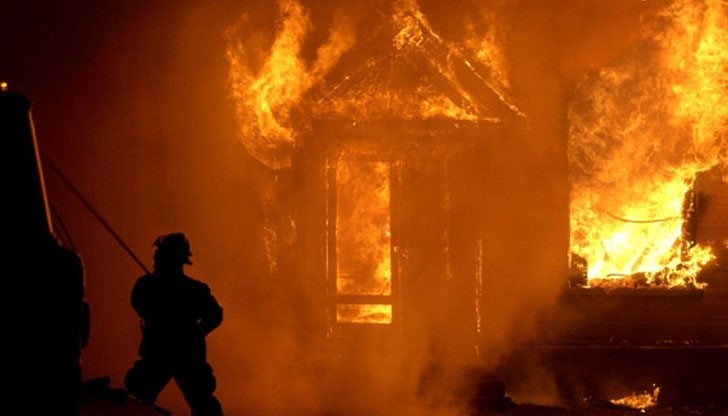 Тази нощ, за времето от 21:00 да 22:50 часа, два екипа на Първа  РСПБЗН - Русе са били изпратени за гасене на пожар в къща в Русе