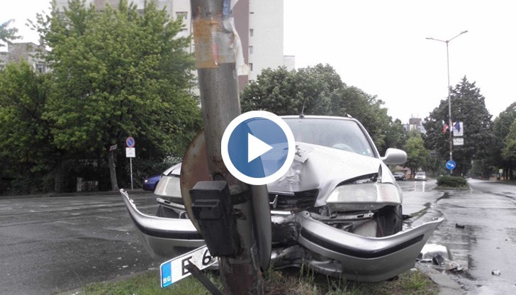 При удара на "Хонда"-та в стълба, той се накланя, а лампата се стоварва върху насрещното пътно платно