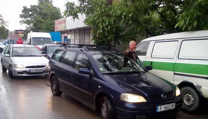 Не стига, че влязъл в насрещното, ами и нагло се разправя човечецът