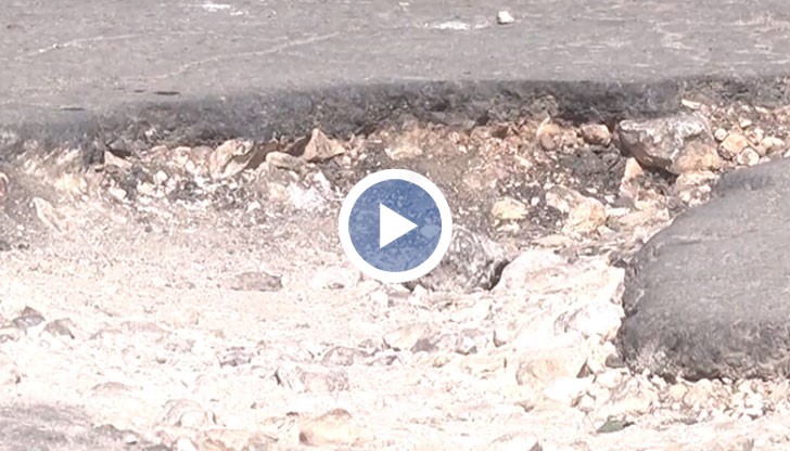 Русенци пукат гуми и загубват ауспуси в дупка в квартал "Здравец"