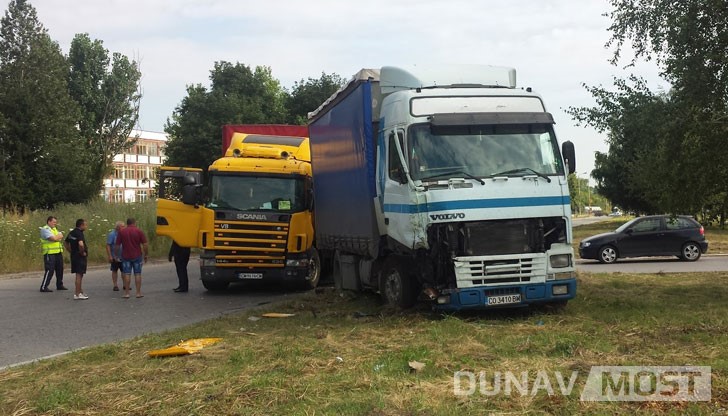 Движението по булеварда е затворено, а полицейски патрул пренасочва автомобилите в локалното платно