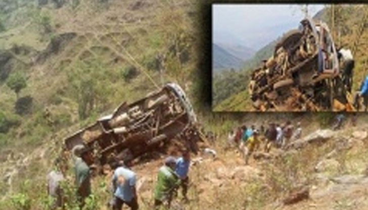 Автобус е паднал от планински път без мантинела в Непал, има и 28 ранени пътници