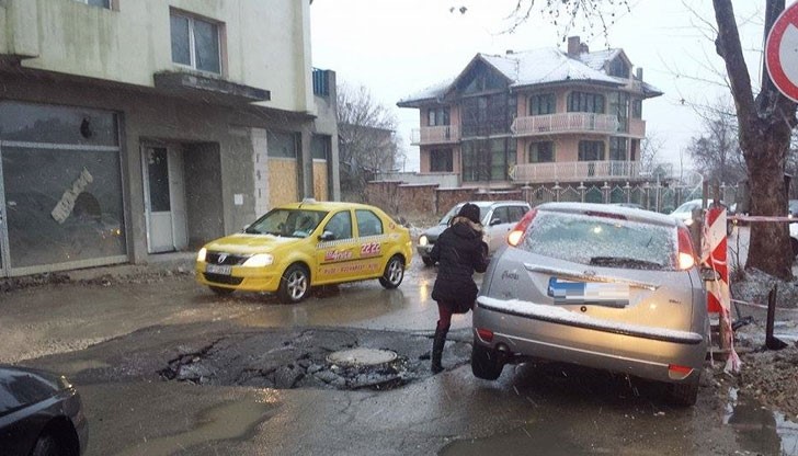 Очевидци твърдят, че настилката на пътя буквално е пропаднала под тежестта на колата