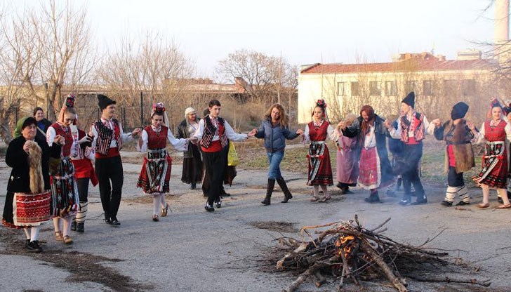 Песни, танци, хамкане и прескачане на огън, забавляваха участници от всяка възраст