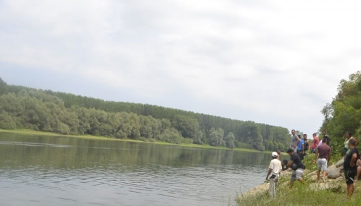 Гранични патрули от Румъния намериха две тела в района срещу село Остров, като първоначално се смяташе, че едното тяло е възможно, да е на жена