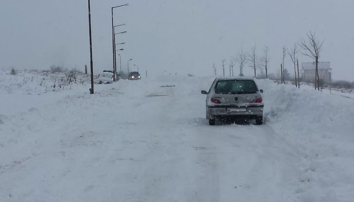 Всички областни пътни управления и снегопочистващите фирми работят на 24-часов режим
