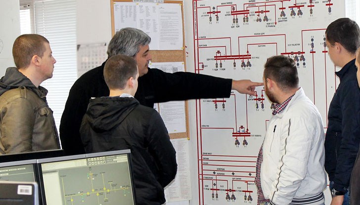 Младежи, обучаващи се по специалност „Електроенергетика и електрообзавеждане“, посетиха  диспечерския център на електроразпределителната компания