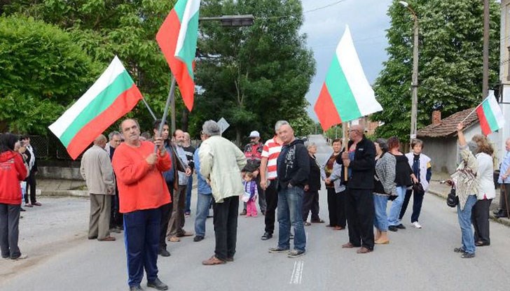 Протестът е срещу лошите пътища в района