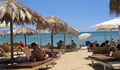 Нашенци луднаха по еднодневния плаж в Гърция