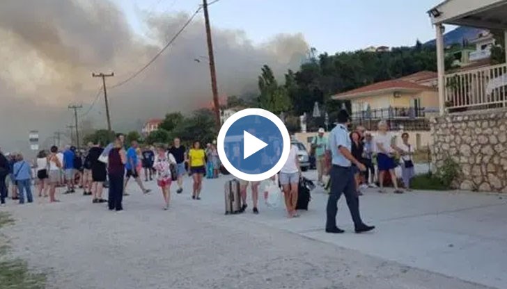Започнала е евакуация на туристите и местните жители от района