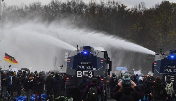 Демонстрантите бяха толкова много, че се наложи полицията да използва водни струи срещу тях