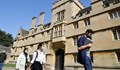 Университети в Англия замразяват таксите за европейци