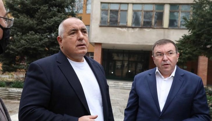 Костадинов, възприемайки манталитета на своя политически благодетел, вече е на път да му отнеме първенството по нахално изкривяване на истината