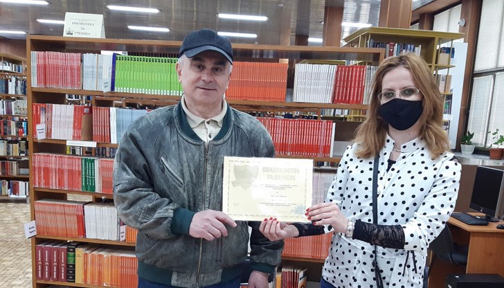 Русенецът Димитър Гяуров подари повече от 50 книги на библиотеката