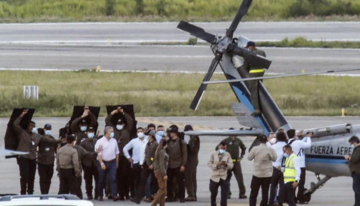 Нападението се е случило, докато президентският хеликоптер е летял над региона Кататумбо, известен с отглеждането на кока