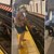 Мъж скочи на релсите на метрото, за да спаси човек в инвалидна количка