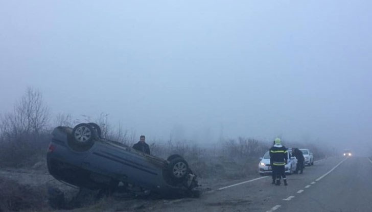 Шофьорът е успял сам да излезе от автомобила