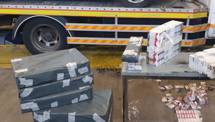 Цигарите са били укрити в тайник на товарен автомобил
