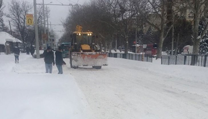Полицейски служители забелязали, че снегоринът криволичи по пътното платноПиян шофьор