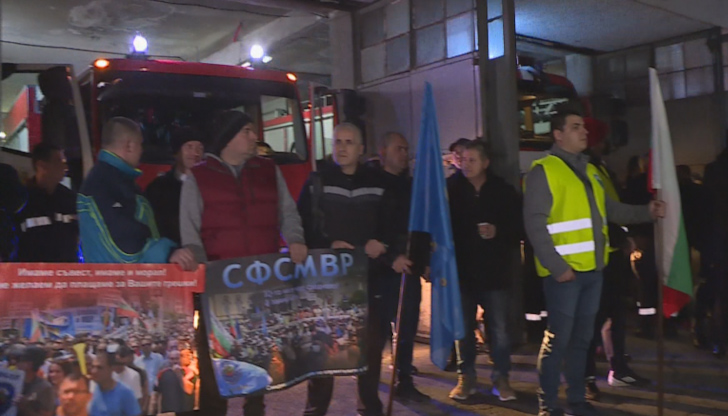 Варненските пожарникари излязоха на протест тази вечер пред Първа районна