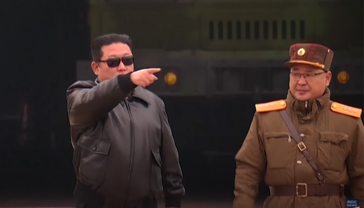 Севернокорейският лидер командва изстрелване на ракетаСевернокорейският ръководител Ким Чен-ун лично