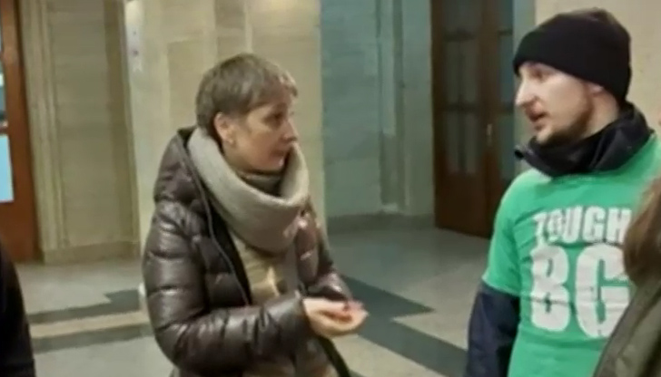 Доброволци от Русе помагат на украински бежанци за издаването на