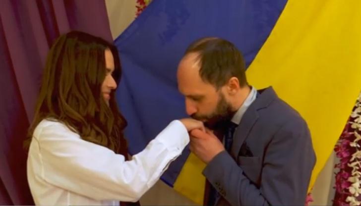 Двама влюбени украинци сключиха брак в Киев в разгара на