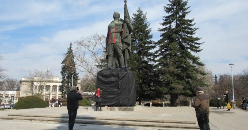 Паметникът е опакован, за да не притеснява с вида си