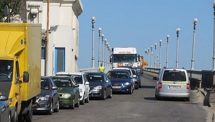 Трафикът е интензивен на ГКПП "Видин" и ГКПП "Русе" на изход за товарни автомобили и на ГКПП " Дуранкулак" на изход за леки автомобили