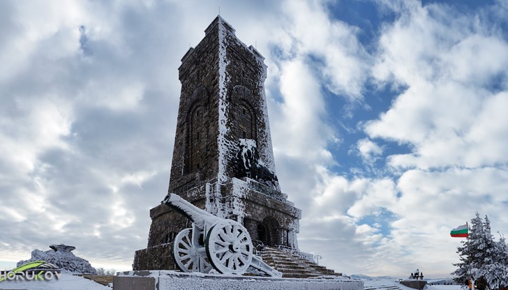 Поради силния вятър и снегонавяванията Паметникът на свободата на връх