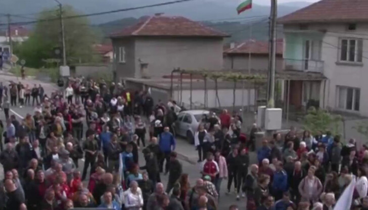 Протест в община Симитли блокира движението към БанскоПоводът за недоволството