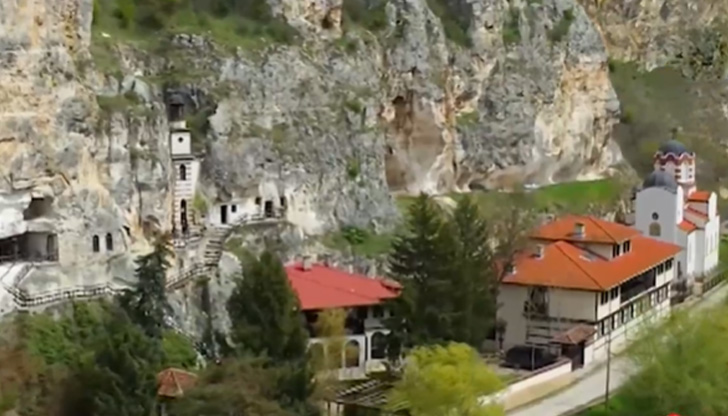 Единственият действащ скален манастир в България е Басарбовският край Русе.Не