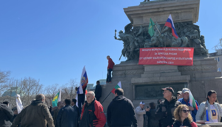 Единият е за оставката на правителството, другият - за неутралитет